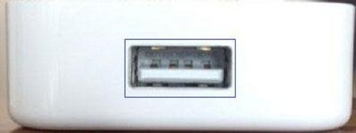 Còn ở sạc iPhone nhái là một chất liệu màu bạc. Ảnh: Wectech.