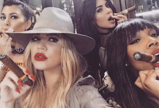 Bức ảnh selfie của Khloe Kardashian đang hút xì gà tại Cuba với hai người chị em là Kourtney và Kim Kardashian cùng người bạn Malika Haqq.