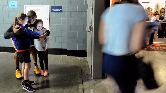 Cầu thủ bóng rổ Kobe Bryant chụp ảnh với hai người hâm mộ nhí tại Houston vào hôm chủ nhật, 10-4.