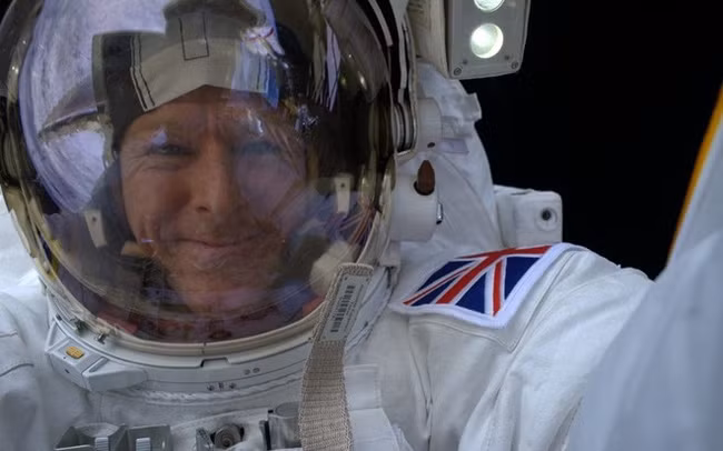 Nhà du hành vũ trụ người Anh Tim Peake selfie từ không gian vào ngày, 17-1: "Tôi nghĩ tôi đã tìm được chỗ hoàn hảo để selfie".