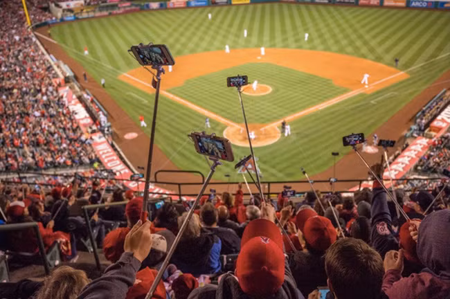 Các cổ động viên đội bóng chày Los Angeles Angels of Anaheim, Mỹ đã lập kỷ lục Guinness về số người cùng lúc sử dụng gậy selfie.
