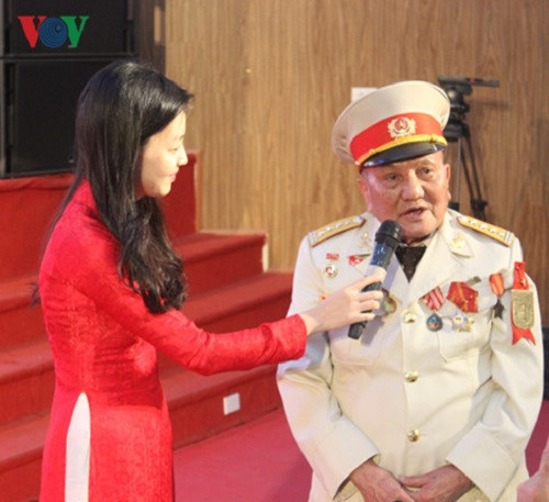 Ông Vũ Tâm-Trung đội trưởng, Tiểu đoàn 101 thuộc Trung đoàn Thủ đô phát biểu tại buổi giao lưu.