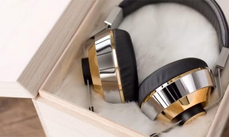 Chiếc tai nghe Final Sonorous X được bán với giá 8.000 USD mà không bán kèm ampli hay phụ kiện hỗ trợ nào. Sonorous X không đắt vì vật liệu cao cấp mà chủ yếu do công nghệ chế tạo. Ảnh: Cnet.