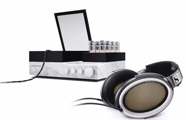 Tất cả được thiết kế hoàn hảo bên trong bộ vỏ ngoài được chế tác từ đá cẩm thạch Carrara. Đặc biệt nhất là màng loa platinum tĩnh điện nằm giữa 2 điện cực gốm mạ vàng, mỏng 2,4 micron. Ảnh: Mobile Choice.