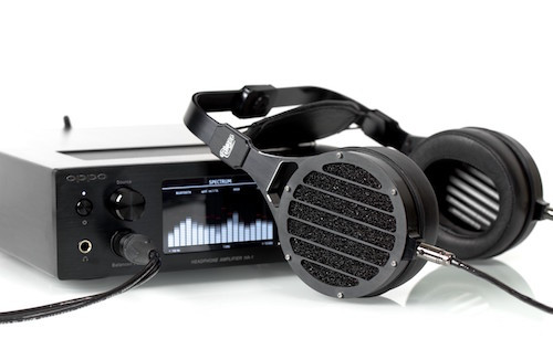 Đệm mút củ tai được bọc da cừu non tạo nên độ sang trọng cho sản phẩm. Công nghệ tái tạo âm thanh chuẩn xác hứa hẹn mang đến chất âm tuyệt hảo cho người dùng. Ảnh: Cnet.