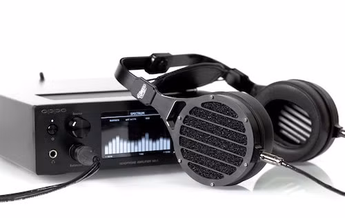 Đệm mút củ tai được bọc da cừu non tạo nên độ sang trọng cho sản phẩm. Công nghệ tái tạo âm thanh chuẩn xác hứa hẹn mang đến chất âm tuyệt hảo cho người dùng. Ảnh: Cnet.