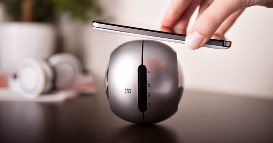 2017 tiếp tục là năm USB-C dần thay thế micro-USB 2.0 trên các thiết bị di động. Ngoài sạc và truyền dữ liệu, cổng USB-C còn có thể dùng để kết nối điện thoại, máy tính với các thiết bị phát có màn hình độ nét cao, tai nghe, ổ lưu trữ di động. Ảnh: PhoneRadar.