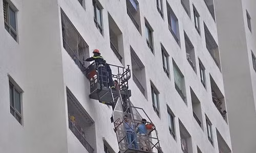 Xe thang vươn lên tầng 9 và cảnh sát cắt lưới kim loại để giải cứu người dân trong vụ hỏa hoạn tại chung cư HH4A Linh Đàm.