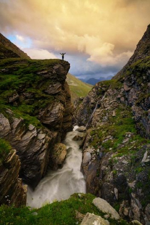 Mưa tạnh, bầu trời tại dãy núi Alps ở Pháp nổ tung với màu sắc rực rỡ.