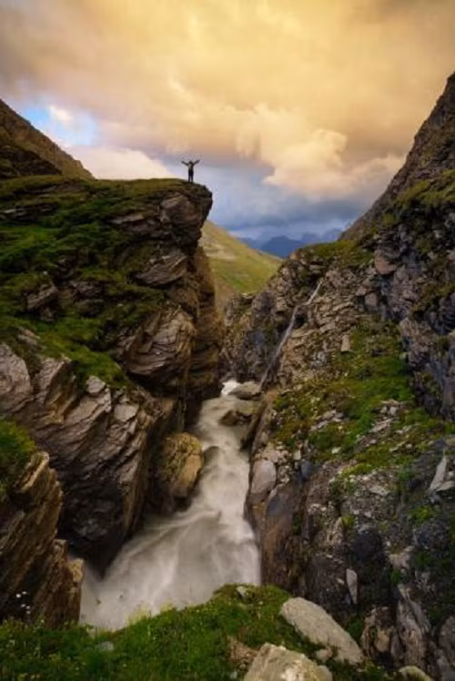 Mưa tạnh, bầu trời tại dãy núi Alps ở Pháp nổ tung với màu sắc rực rỡ.