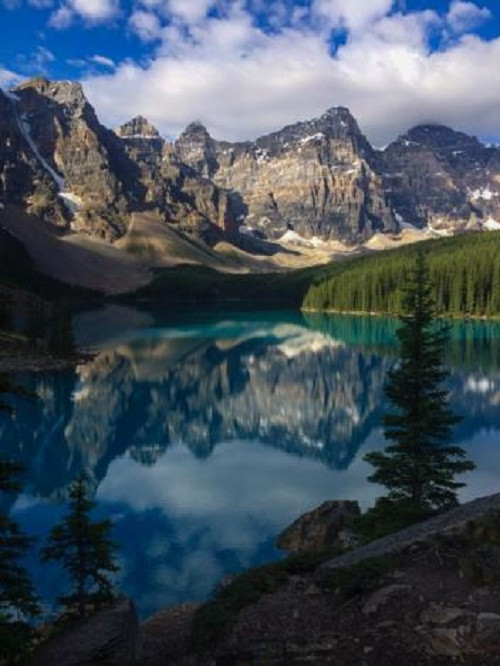 Bức ảnh hồ Moraine nằm ẩn mình trong thung lũng Ten Peaks ở Canada nhận được hơn 1,4 triệu lượt like trên Instagram.