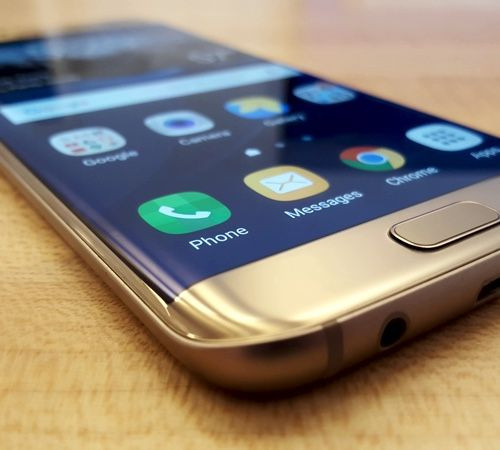 Ra mắt hồi đầu tháng 3/2016, Samsung Galaxy S7 Edge là thiết bị gây sốt với kiểu dáng đẹp mắt, sang trọng. Màn hình cong kép 5,5 inch sử dụng công nghệ Quad HD Super AMOLED. Ảnh: Samsung.