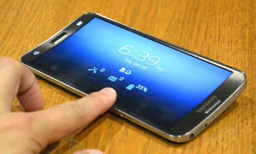 Máy được trang bị chip lõi tứ 2,3 GHz, RAM 3GB và camera 13 MP. Ảnh: Engadget.