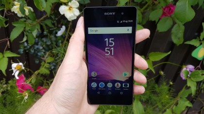 Sở hữu màn hình 5 inch, độ phân giải HD 720p, camera sau 13MP với khả năng tự động lấy nét, camera trước 5MP cho khả năng chụp ảnh tự sướng khá ấn tượng. Ảnh: Techradar.