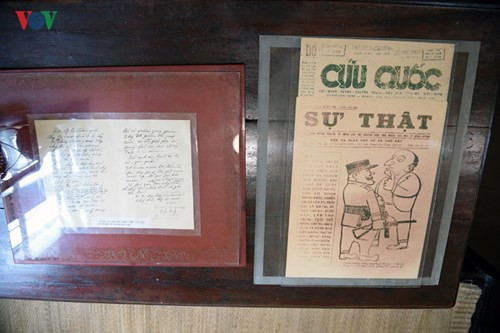 Trên bàn làm việc của Bác trưng bày bản phục chế “Lời kêu gọi Toàn quốc kháng chiến” (Bản gốc Lời kêu gọi Toàn quốc kháng chiến hiện đang được trưng bày ở Bảo tàng Lịch sử quốc gia). Cạnh đó là bản phục chế những trang báo Cứu quốc mà Bác vẫn thường đọc trong thời gian ở đây để nắm tình hình.