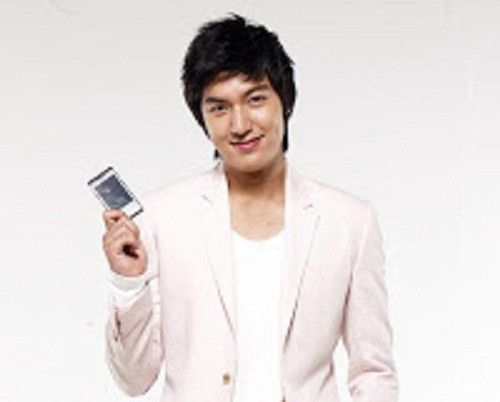 LG Optimus là smartphone Android đầu tiên của LG sở hữu màn hình cảm ứng 3 inch, máy nghe nhạc và hỗ trợ định vị DivX và Xvid video. Ảnh: Geekay.