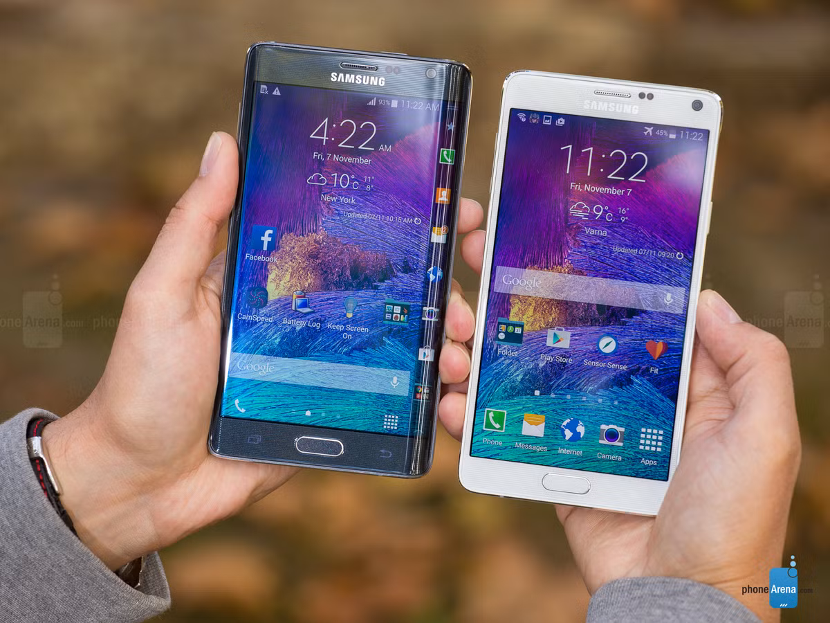 Màn hình hai giao diện: một giao diện chính và một giao diện phụ khá độc đáo nhưng có thể đem đến sự bất tiện cho người dùng. Ảnh: Phone Arena.