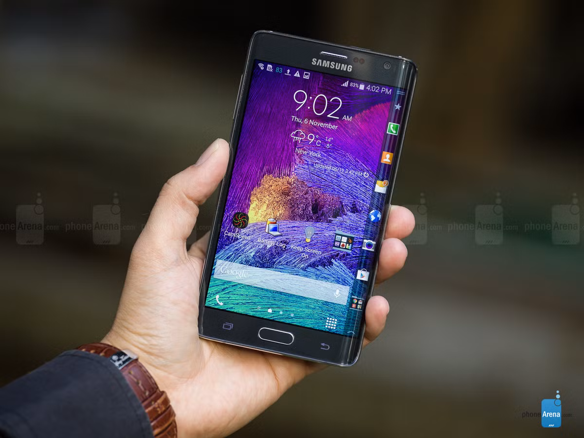 Những bạn thích mua sắm phụ kiện cho điện thoại có vẻ như khó hài lòng với Galaxy Note Edge. Ảnh: Phone Arena.