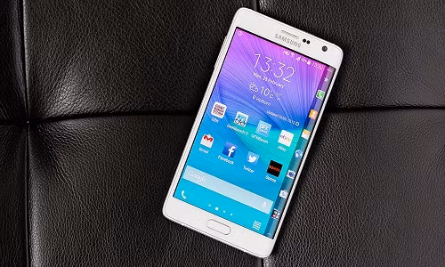 Do một cạnh bị vát cong nên Note Edge có rất ít phụ kiện đi kèm như ốp lưng. Chỉ có ốp lưng silicon dẻo mới có thể ôm lấy máy. Ảnh: PC Advisor.