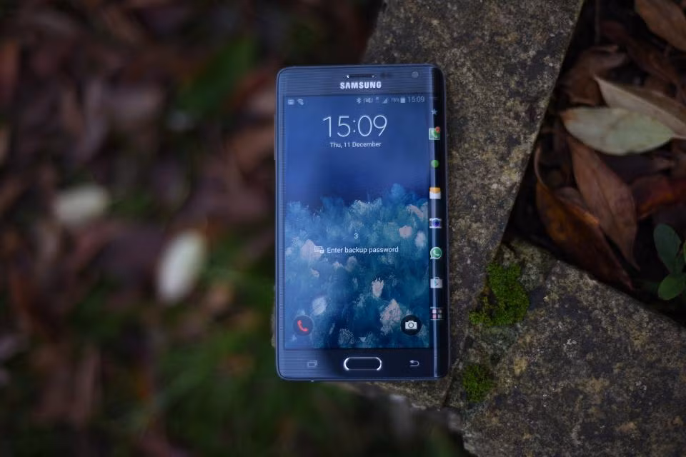 Lý do là màn hình cảm ứng rất nhạy, tay người dùng có thể chạm vào các icon ở giao diện, khởi động chúng lên. Ảnh: Forbes.