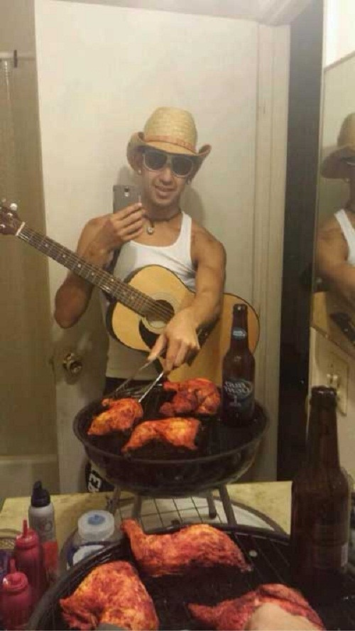 Rán gà cũng phải tranh thủ chụp ngay một kiểu đăng lên Facebook. Ảnh: Smosh.