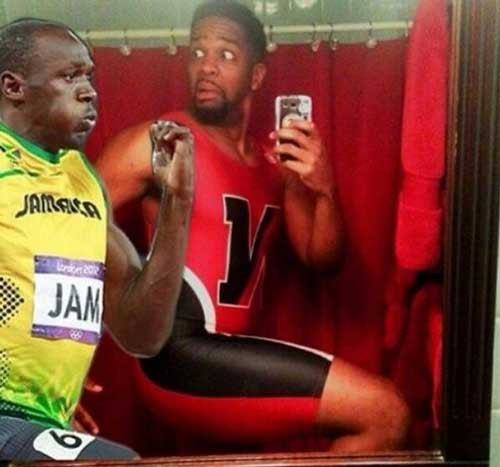 Dù bận rộn trên đường đua cũng không thể quên selfie. Ảnh: Smosh.