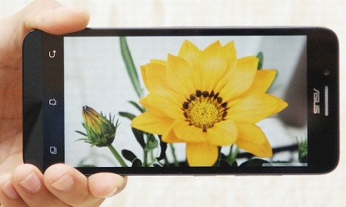 Camera trước 13MP, camera sau 5MP khẩu độ f/2.0 tích hợp công nghệ PixelMaster với 16 chế độ chụp hình thông minh, tối ưu chất lượng hình ảnh như chụp ngược sáng, chụp thiếu sáng, chế độ làm đẹp để chụp Selfie.