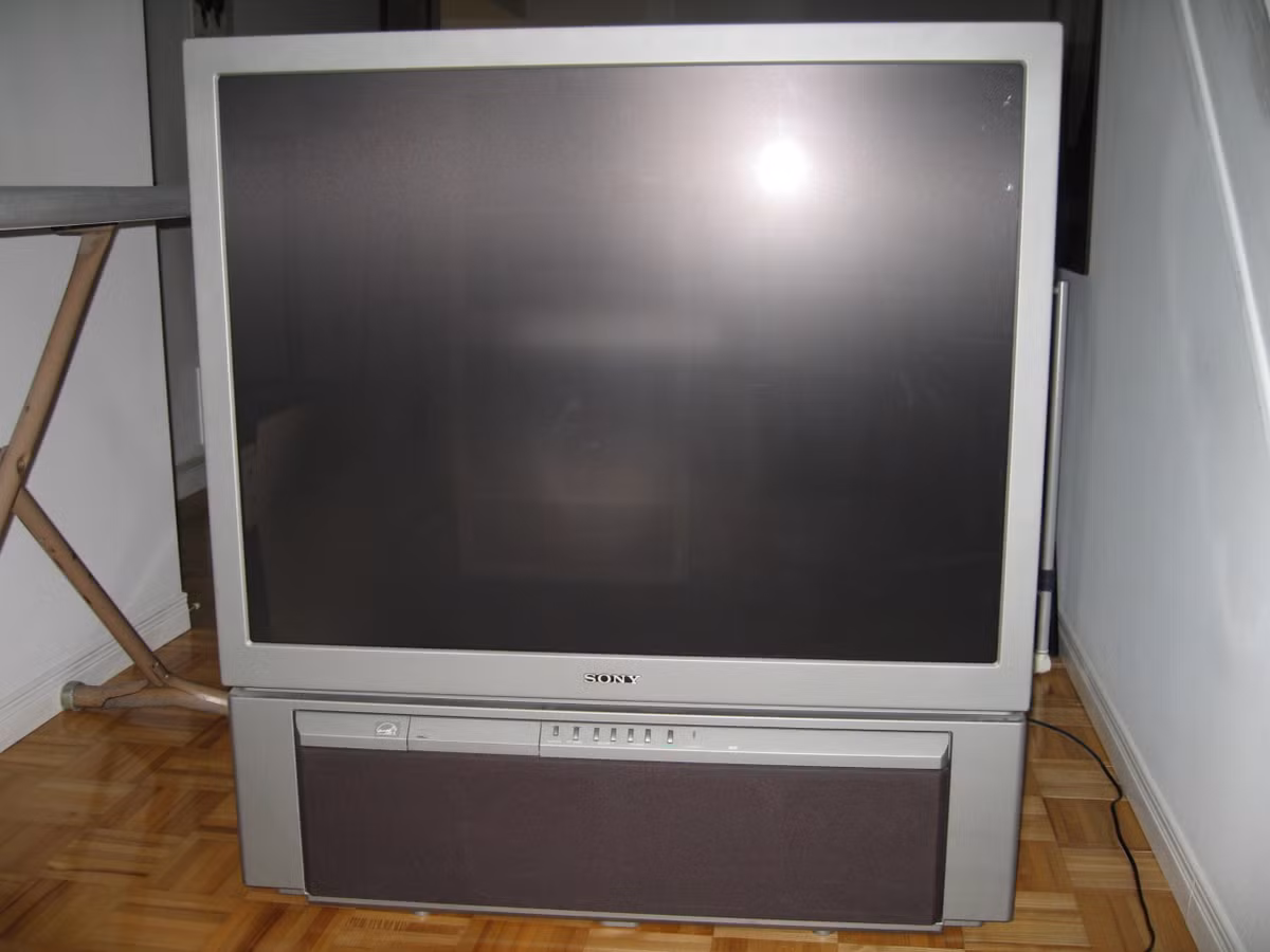 Phổ biến vào những năm đầu 1990, ti vi công nghệ rear projection tạo bước đột phá mới với màn hình trên 40 inch. Một máy chiếu bên trong ti vi hoạt động như một hệ thống thấu kính để phóng đại hình ảnh lên kích thước to hơn. Ảnh: Printest.