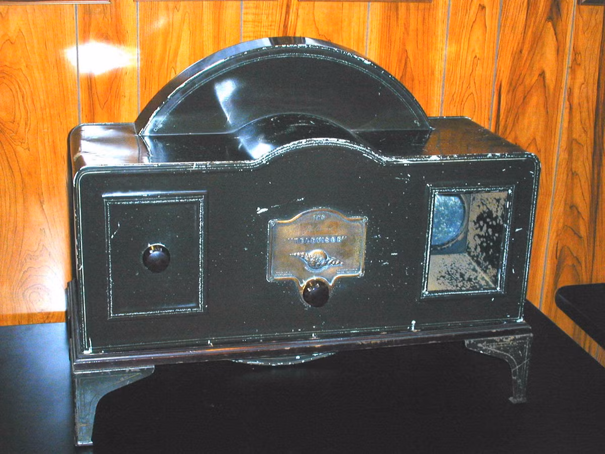 Baird (1930) là chiếc ti vi cơ khí đầu tiên được sử dụng phổ biến. Cơ chế hoạt động của Baird tương tự Octagon nhưng có gắn thêm bộ radio để nhận tín hiệu âm thanh truyền tới. Ảnh: Early Television Foundation.