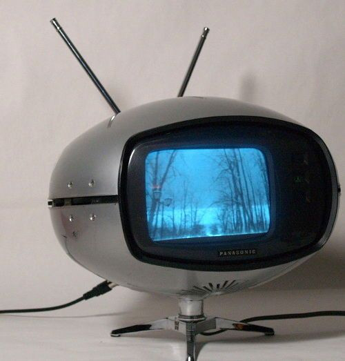 Chiếc ti vi Orbitel hình dạng đĩa bay của Panasonic có một giá xoay 180 độ và tích hợp một jack cắm tai nghe. Ảnh: Pinterest.