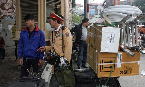 Mới đây, đội CSGT Hà Nội số 4 (công an TP Hà Nội) ra quân xử lý các trường hợp vi phạm luật giao thông tại nút giao ngã tư Minh Khai – Bạch Mai (Hai Bà Trưng, Hà Nội), nơi có mật độ giao thông dày đặc, xảy ra nhiều vụ tai nạn giao thông thời gian qua.