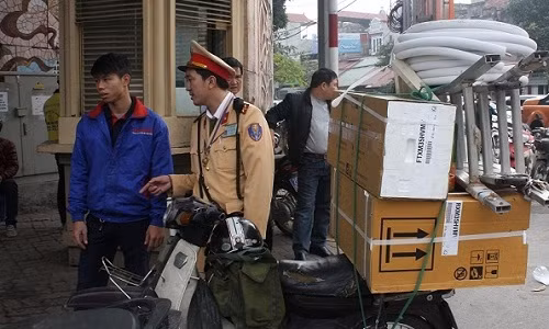 Mới đây, đội CSGT Hà Nội số 4 (công an TP Hà Nội) ra quân xử lý các trường hợp vi phạm luật giao thông tại nút giao ngã tư Minh Khai – Bạch Mai (Hai Bà Trưng, Hà Nội), nơi có mật độ giao thông dày đặc, xảy ra nhiều vụ tai nạn giao thông thời gian qua.