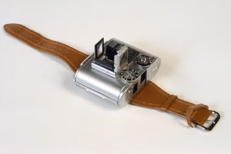 Doryu 2-16 có thể được xem là chiếc máy ảnh kỳ lạ nhất từ trước đến nay. Máy được thiết kế giống với một khẩu súng. Khi bóp cò, viên đạn được kích hoạt và tạo một luồng sáng giống đèn flash giúp người dùng có thể ghi hình trong điều kiện ánh sáng yếu. Ảnh: Novacon.