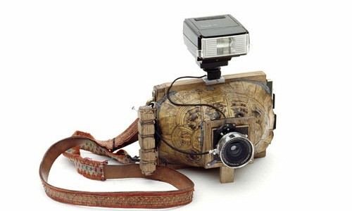Còn đây là một chiếc máy ảnh được tạo nên bằng mai rùa. Ảnh: ExposureGuide.