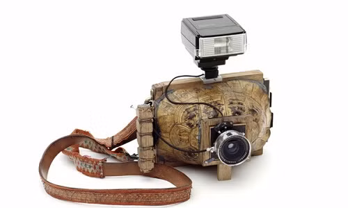 Còn đây là một chiếc máy ảnh được tạo nên bằng mai rùa. Ảnh: ExposureGuide.