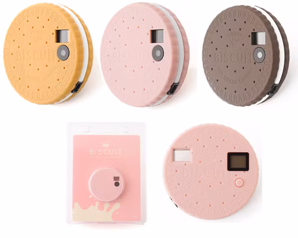 Chiếc máy ảnh Biscuit Camera mang hình dáng chiếc bánh quy được trang bị cảm biến CMOS 0,3 megapixel và bộ nhớ có thể chứa 1000 tấm ảnh chuẩn QVGA. Ảnh: GadgetHer.