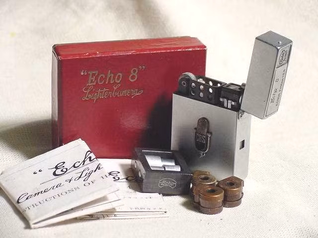 Echo 8 là là chiếc máy ảnh kiêm bật lửa của hãng Suzuki, Nhật Bản. Một ống tiêu cự 17mm được đặt bên thân để chụp ảnh. Ảnh: Submin.