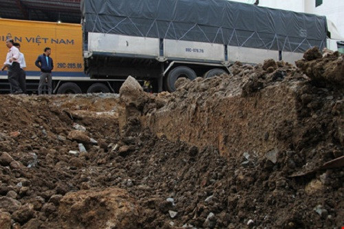 Theo một số nhà nghiên cứu, Hộ trưởng là một chức được dùng sau khi Pháp chiếm toàn bộ Nam kỳ (1867). Như vậy, nếu một người mất vào năm 1845 khó có thể là Hộ trưởng. Nếu lấy niên đại Ất Tỵ là 1905, đến nay ngôi mộ cũng đã 111 tuổi.