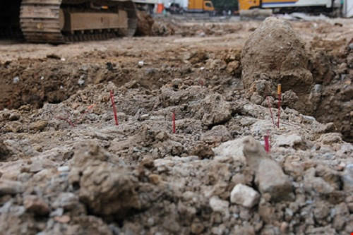 Công nhân thắp hương trên mộ sau khi phát hiện.