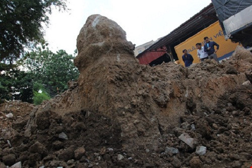 Hiện tại, đơn vị vẫn đang thi công nhưng tránh đụng chạm vào phần mộ để chờ ý kiến của ngành Văn hóa.