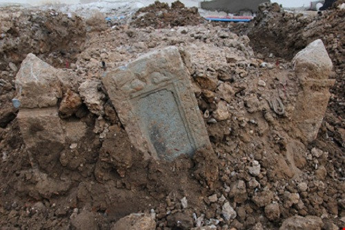 Ngôi mộ có kích thước khoảng rộng hơn 1,2m, dài hơn 2m, thành mộ cao gần 1m, trước có tấm bia bằng đá xanh ở chân mộ đã bị nghiêng do quá trình đào đất.