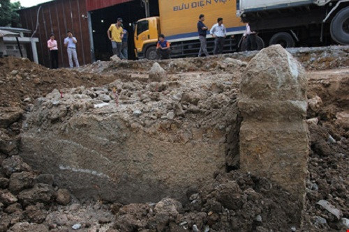 Thậm chí, niên đại ngôi mộ này xưa hơn, cụ thể năm Ất Tỵ ghi trên bia có thể là năm 1845 dương lịch; khi tên nước ta lúc ấy (do vua Minh Mạng đặt năm 1838) là Đại Nam.