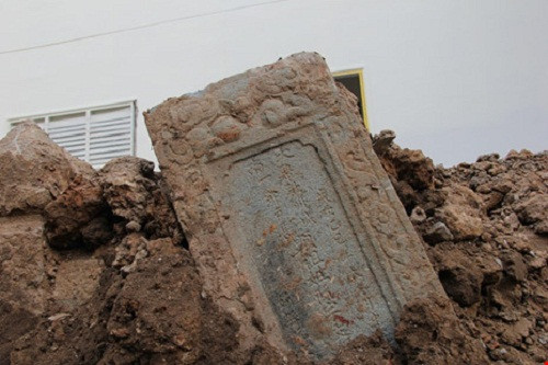 Nội dung tấm bia với dòng chữ “Chợ Lớn châu thành - nhất quận hộ trưởng, hiển tổ tính Nguyễn tự Văn Xướng chi mộ”, tạm dịch: mộ (ông) tổ Nguyễn Văn Xướng, Hộ trưởng (ở) châu thành Chợ Lớn. Người lập mộ là cháu đích tôn tên Nguyễn Văn Hậu.