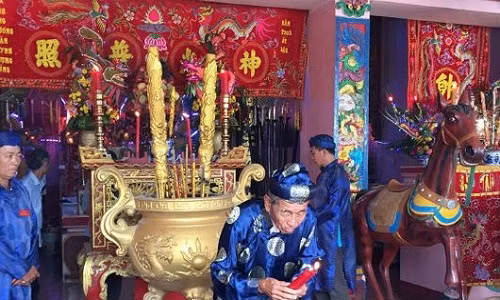 Một buổi hành lễ trong ngày cúng giỗ rằm tháng 11 âm lịch.