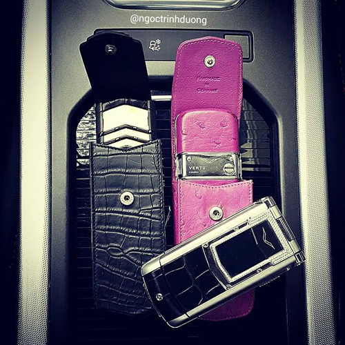 Điện thoại Vertu đắt đỏ của BTV Ngọc Trinh. Ảnh: Dân Việt.