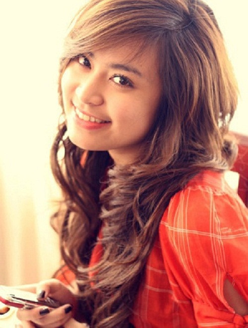 Điện thoại Vertu của Hoàng Thùy Linh có vẻ ngoài bóng bẩy của hợp kim, gốm và đá quý đắt tiền. Ảnh: Tindienthoai.