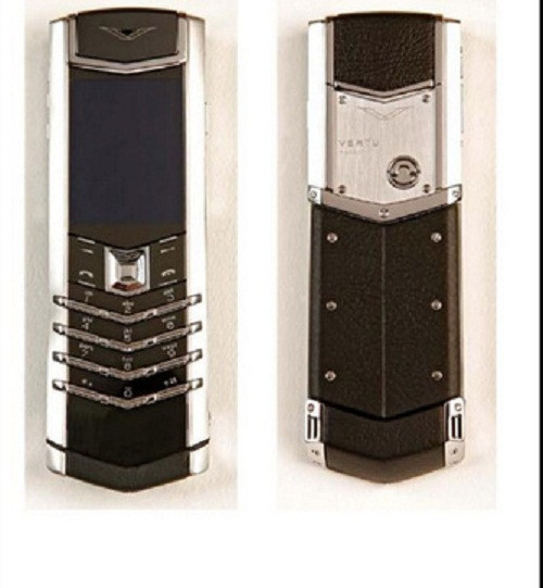 Tuấn Hưng khoe điện thoại Vertu hơn 100 triệu đồng trên trang cá nhân. Ảnh: Facebook Tuấn Hưng.