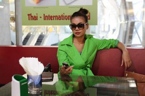 Chân dài Thanh Hằng cũng sở hữu chiếc điện thoại Vertu siêu sang. Ảnh: Dienthoaigo.