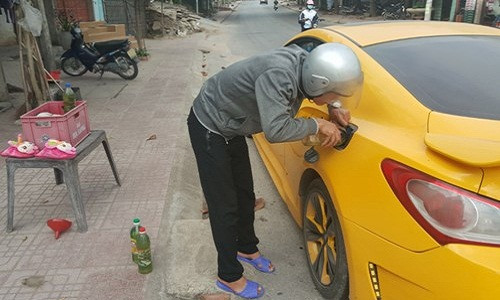 Đến xe ô tô cũng phải đổ xăng lẻ dọc đường.