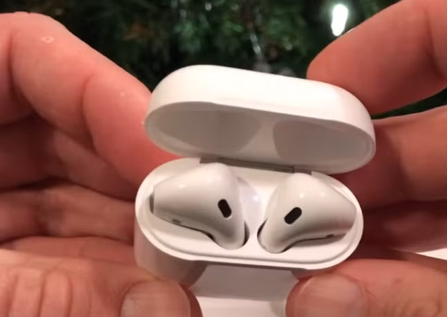 Khác biệt lớn nhất so với các tai nghe không dây khác là AirPods của Apple rất nhẹ và nhỏ. Ảnh: Youtube.